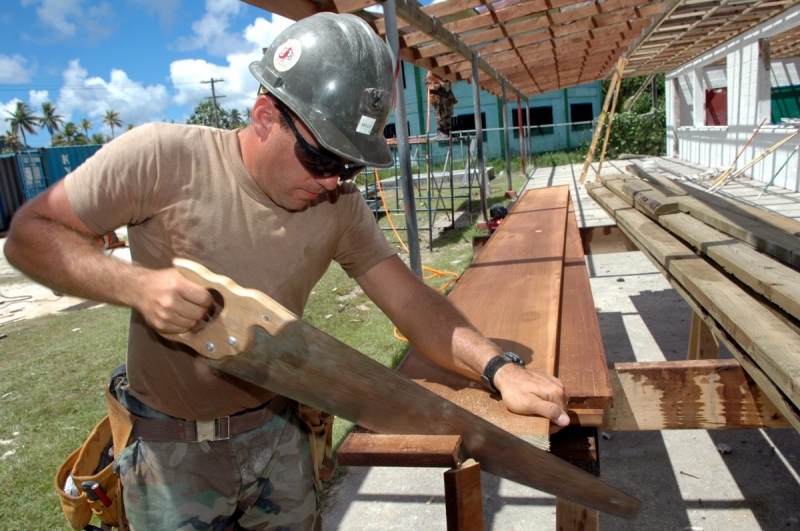 ebeniste-GOURDON-min_worker_construction_building_carpenter_male_job_build_helmet-893290